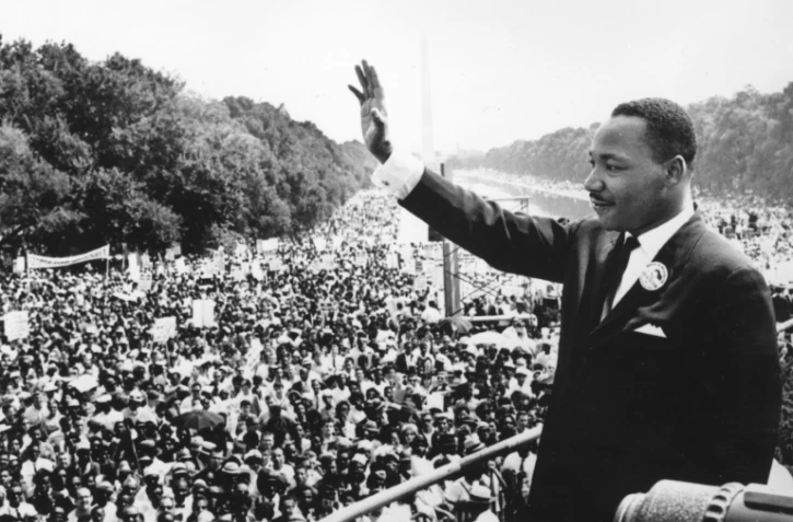 Le révérend Martin Luther King, leader des droits civils, salue la foule de supporters, le 28 août 1963 à Washington