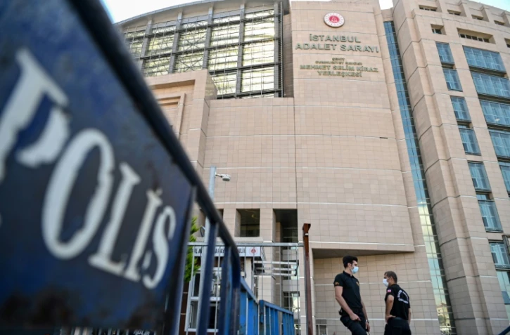 Des gardes de sécurité devant le tribunal d'Istanbul, le 3 juillet 2020, où débute le procès de 20 Saoudiens accusés d'avoir tué le journaliste saoudien Jamal Khashoggi en2018