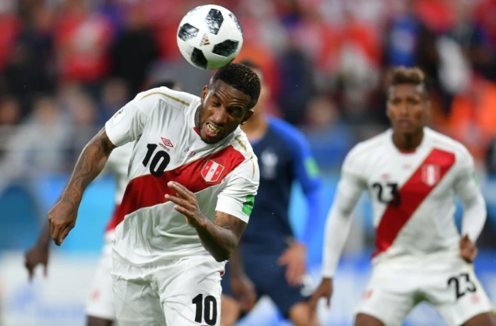 L'attaquant péruvien Jefferson Farfan effectue une tête face à la France au Mondial, le 21 juin 2018 à Ekaterinbourg