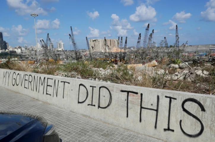 Vue du port de Beyrouth détruit par l?explosion de mardi avec le graffiti « Mon gouvernement a fait ça » sur le mur d?un pont, le 9 août 2020 