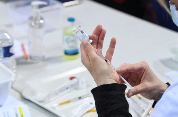 La théorie d'une "bombe à retardement bactériologique" enclenchée par les vaccins se propage sur les réseaux sociaux, au risque d'alimenter la défiance