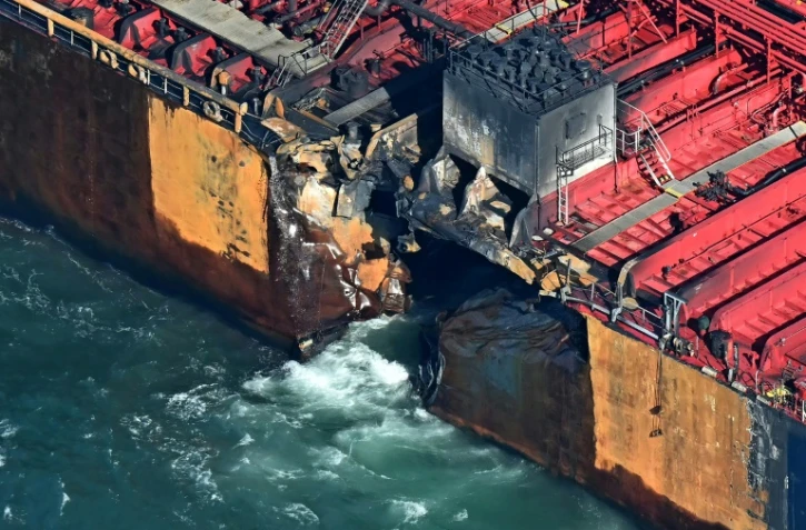 Vue aérienne de la coque endommagée du pétrolier MV Stena Immaculate à l'ancre en mer du Nord, après avoir été heurté la veille par le porte-conteneurs MV Solon gau large de Withernsea, à l'est de l'Angleterre, le 11 mars 2025