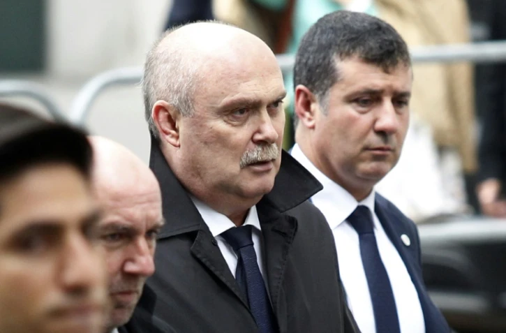 Le ministre des Affaires étrangères Turques, Feridun Hadi Sinirlioglu (C)  arrive à Vienne pour une réunion avec les chefs des diplomaties américaine, saoudienne et russe, le 23 octobre 2015