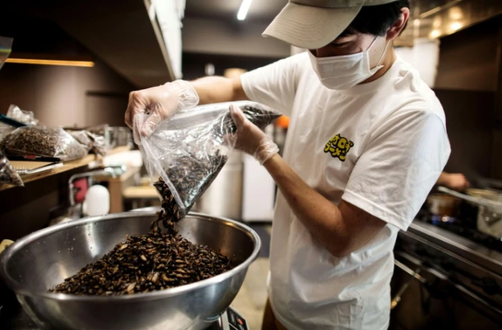 Le jeune cuisinier Yuta Shinohara s'apprêtnt à cuisiner des cruquets séchés, qui constituent un des ingrédients de ses plats de ramen, le 13 mai 2020 à Tokyo