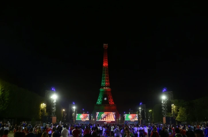 La fan zone près de la Tour Eiffel  aux couleurs du Portugal vainqueur de l'Euro-2016