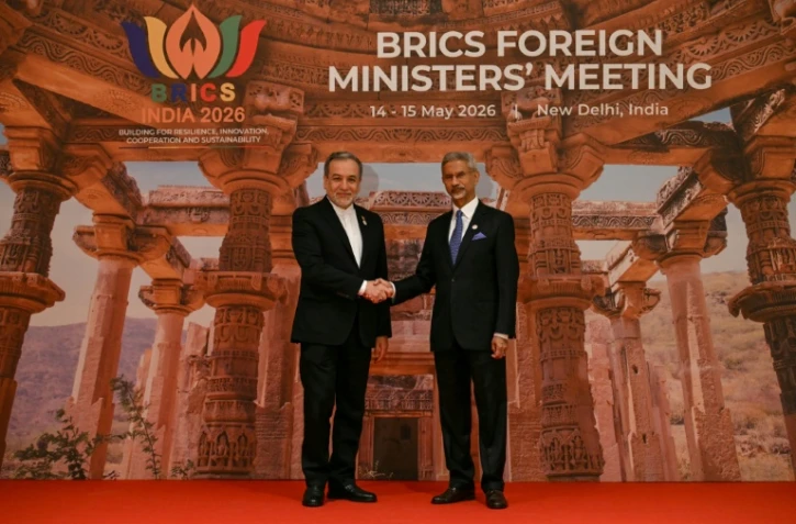Le ministre indien des Affaires étrangères, Subrahmanyam Jaishankar (à droite), accueille son homologue iranien, Abbas Araghchi, à l'occasion de l'ouverture de la réunion des ministres des Affaires étrangères des BRICS à New Delhi, le 14 mai 2026