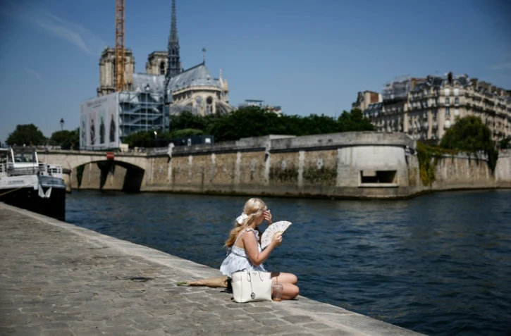 Une femme sur les berges de la Seine à Paris, le 28 mai 2026