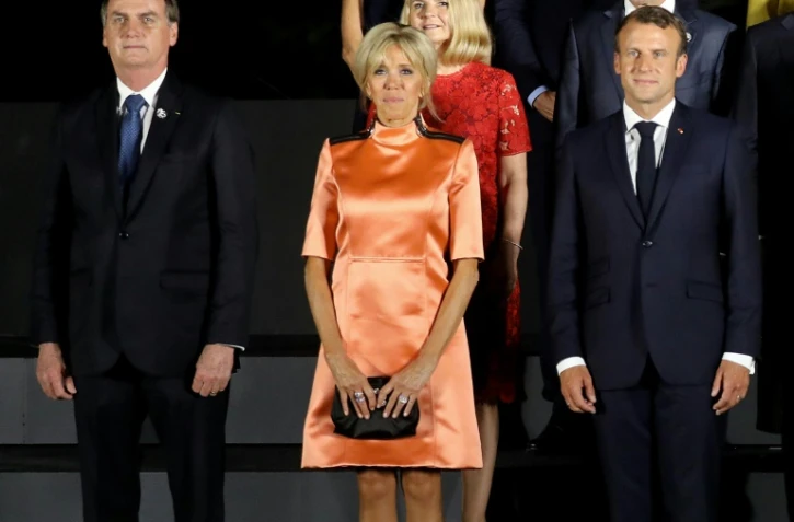 Le président brésilien Jair Bolsonaro (g) aux côtés de Brigitte et Emmanuel Macron, au sommet du G20, le 28 juin 2019 à Osaka, au Japon