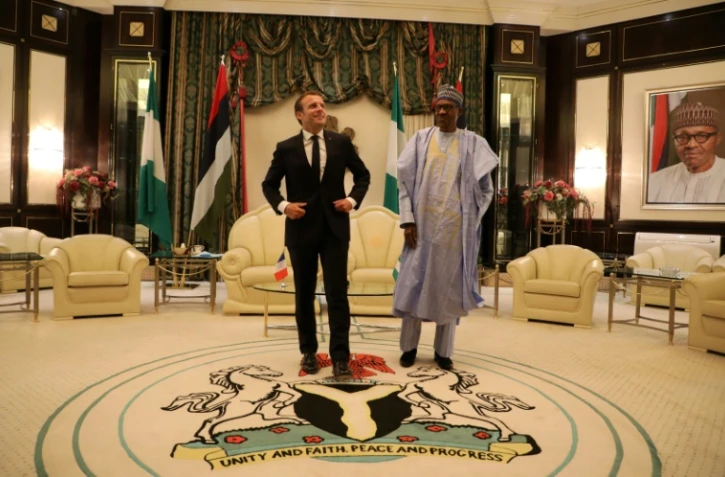 Le président français Emmanuel Macron rencontre le président nigérian Muhammadu Buhari au palais présidentiel d'Abuja, le 3 juillet 2018