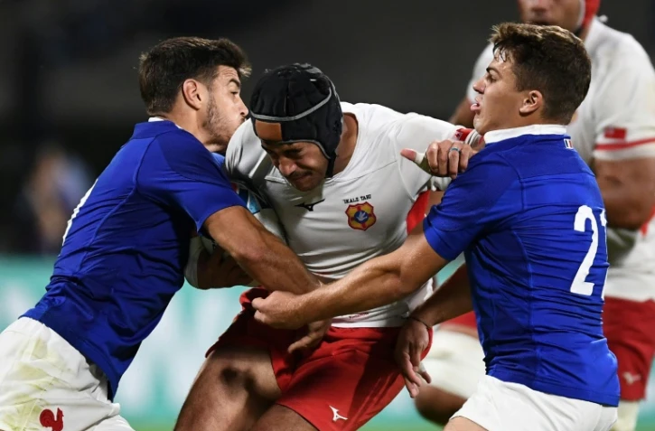 Le duo Romain Ntamack-Antoine Dupont aligné en charnière du XV de France tente de plaquer le Tongien Mali Hingano lors du Mondial japonais, le 6 octobre 2019 à Kumamoto