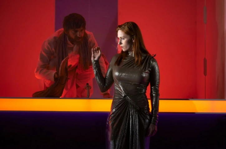 L'acteur britannique Paul Anderson et l'actrice française Audrey Fleurot dans une scène de Tartuffe de Molière à Londres, le 18 juin 2018