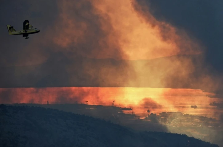 Un Canadair de l'armée de l'air croate survole le village de Gronje Sitno, près de Split, pendant un incendie de forêt le 17 juillet 2017 