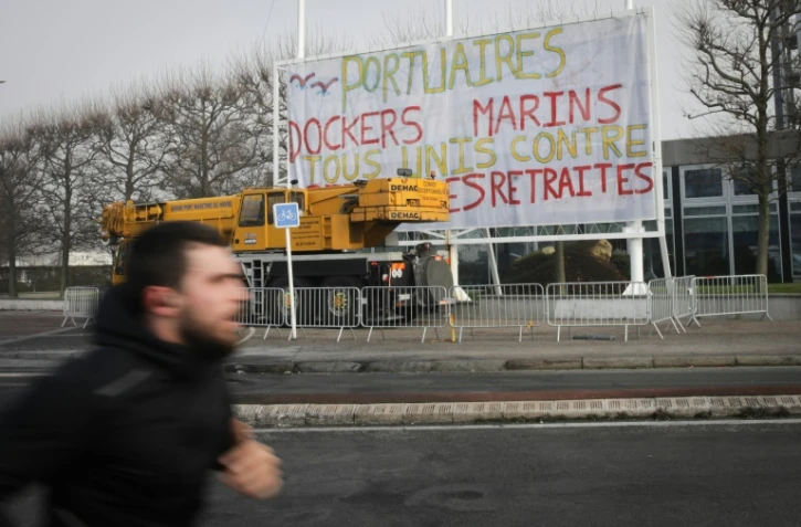 Devant l'entrée du siège social du Grand Port maritime du Havre, des manifestants bloquent l'activité, le 22 janvier 2020 pour protester contre la réforme des retraites