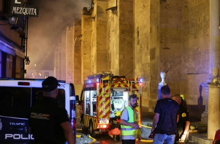 A Cordoue le 8 août au soir, les pompiers combattent les flammes d'un incendie à la mosquée-cathédrale