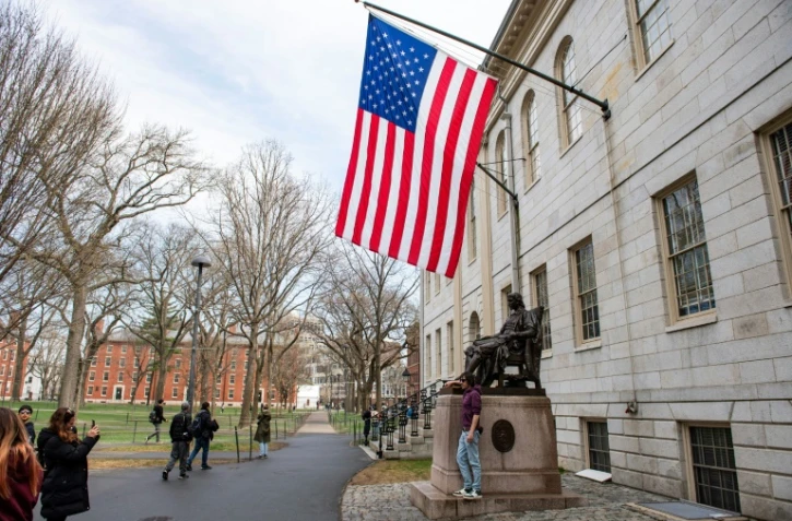 Des personnes sur le campus d'Harvard, à Cambridge, le 15 avril 2025