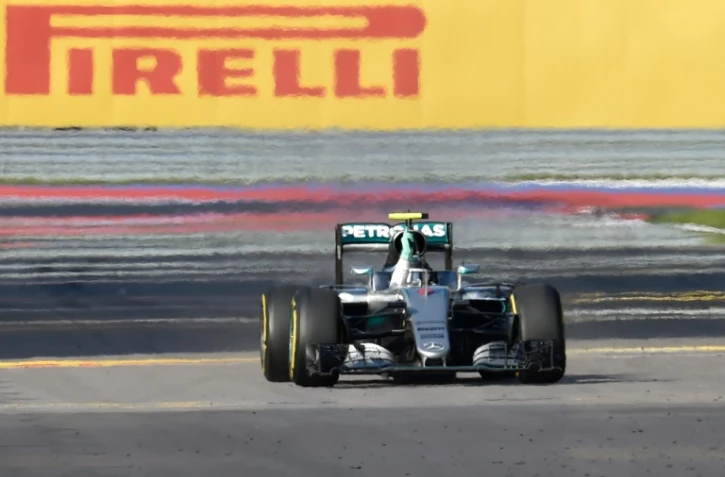 L'Allemand Nico Rosberg (Mercedes) franchit en vainqueur la ligne d'arrivée du GP de Russie, le 1er mai à Sotchi