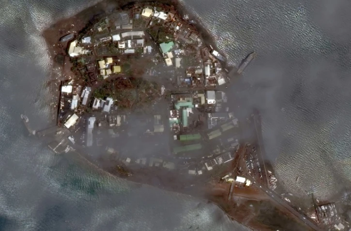 Cette image satellite montre une vue du port de Dzaoudzi, sur l'archipel français de Mayotte dans l'océan Indien, le 16 décembre 2024, après le passage du cyclone Chido