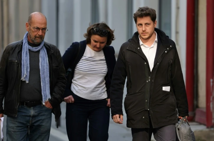 Julien Bayou (D), secrétaire national d'EELV, arrive au siège de LFI à Paris le 29 avril 2022, accompagné des porte-parole d'EELV Eva Esa et Alain Coulombel 