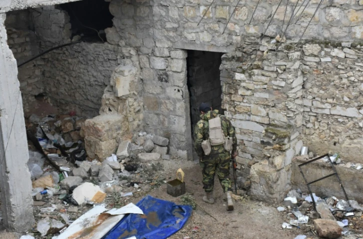 Un membre des forces gouvernementales dans une position de l'armée syrienne à Alep le 30 novembre 2016