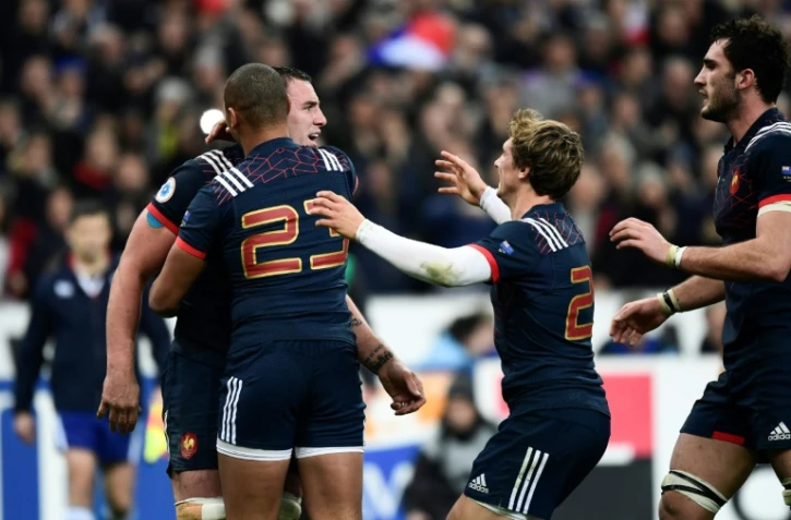 Le flanker Louis Picamoles, dans les bras de Gaël Fickou, a inscrit le seul essai du XV de France face aux All Blacks au Stade de France, le 26 novembre 2016