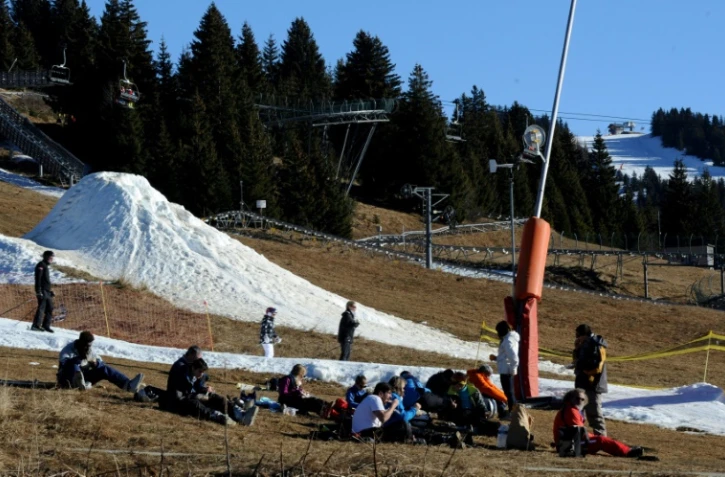 Des randonneurs font une pause à proximité d'une des rares pistes ouvertes aux Saisies, le 28 décembre 2016
