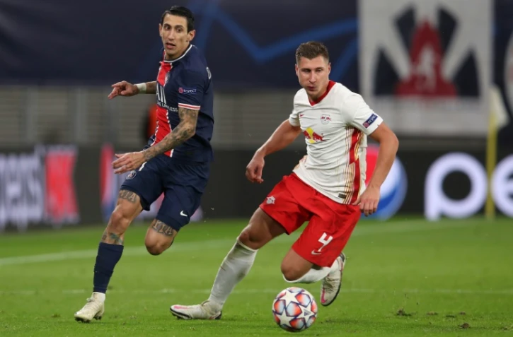 L'attaquant du PSG Angel Di Maria (g) à la lutte avec le défenseur de Leipzig Willi Orban en Ligue des champions, le 4 novembre 2020 à Leipzig