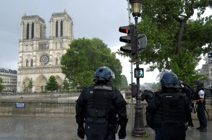 Des policiers près du parvis de Notre-Dame de Paris, le 6 juin 2017