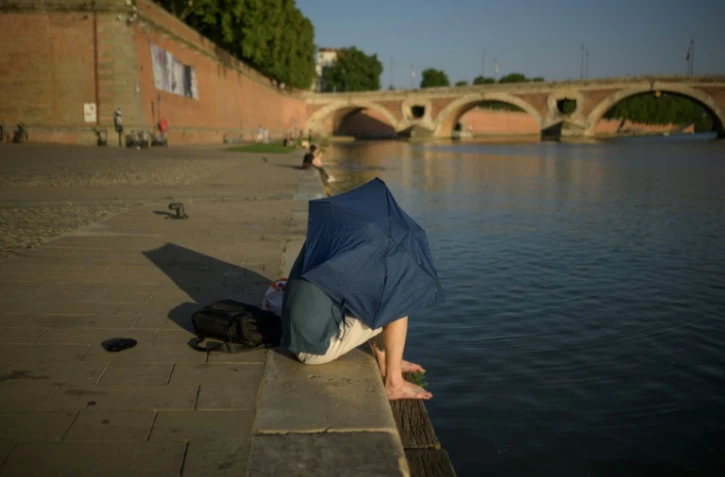Un homme se protège du soleil, le 20 juin 2025 à Toulouse