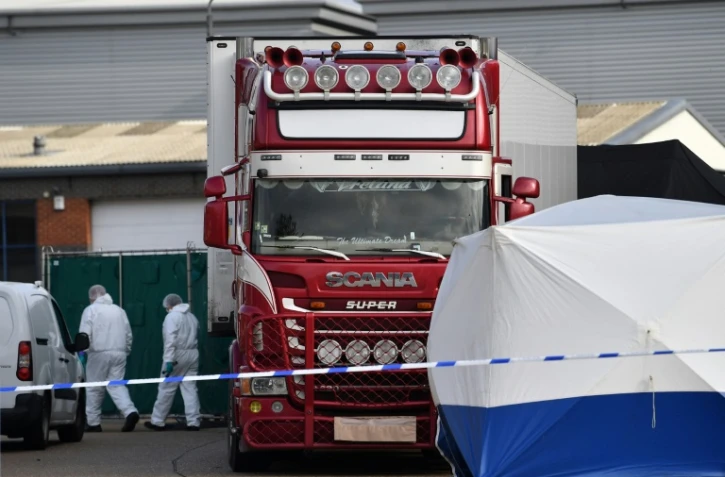 La police scientifique britannique s'affaire près du camion où ont été retrouvés les 39 migrants morts, le 23 octobre 2019 à Grays, en Angleterre