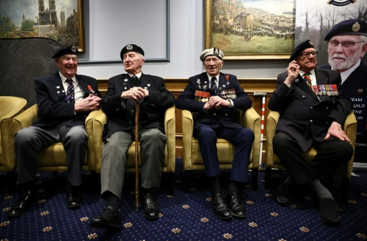 (GàD) Henry Rice, Stan Ford, Alec Penstone et Ken Hay, vétérans britanniques du D-Day, lors d'une fête en amont des célébrations du 80e anniversaire du débarquement sur les plages françaises, le 26 avril 2024 à Londres