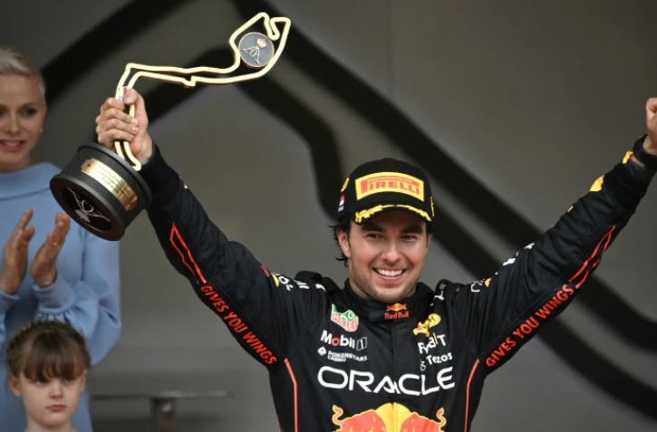 La joie du Mexicain Sergio Perez (Red Bull), vainqueur du Grand Prix de Monaco de Formule 1, sous les yeux de la Princesse Charlene de Monaco, le 29 mai 2022