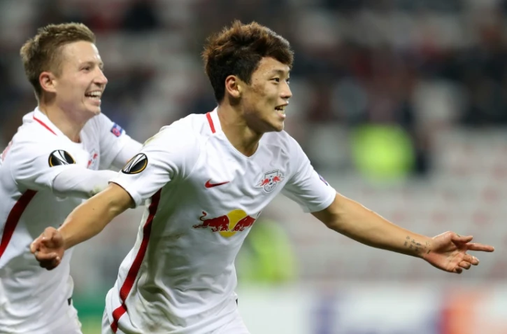 L'attaquant de Salzbourg Hee Chan (d) exulte après avoir inscrit un doublé face à Nice en Europa League à l'Allianz Riviera, le 3 novembre 2016