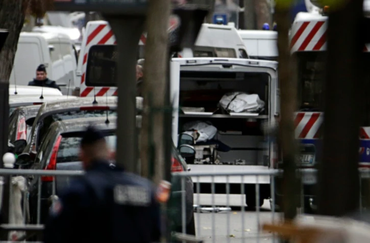 Des corps sont évacués en ambulance du Bataclan le 14 novembre 2015 à Paris