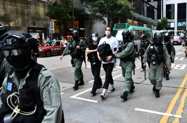 Un homme est arrêté par la police anti-émeutes à Hong Kong, le 27 mai 2020, lors d'une manifestation pro-démocratie