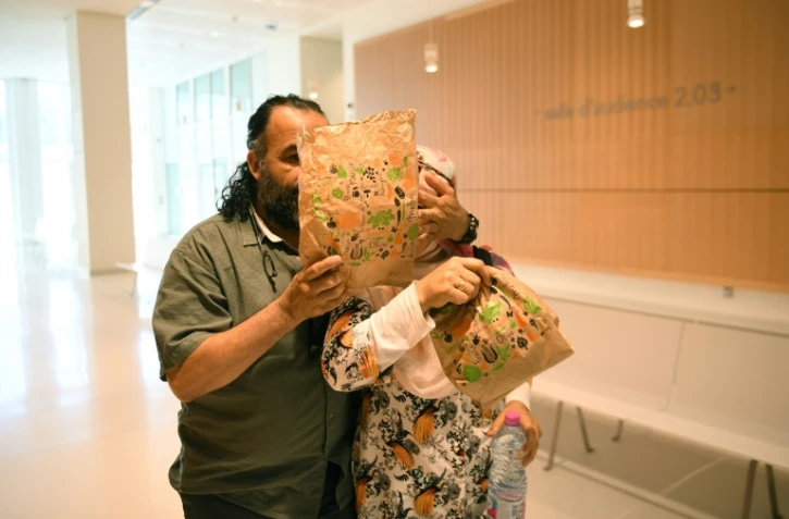 Farid Rettoun, cache son visage et celui de sa femme, lors de son procès devant le tribunal correctionnel de Paris le 25 juin 2018 