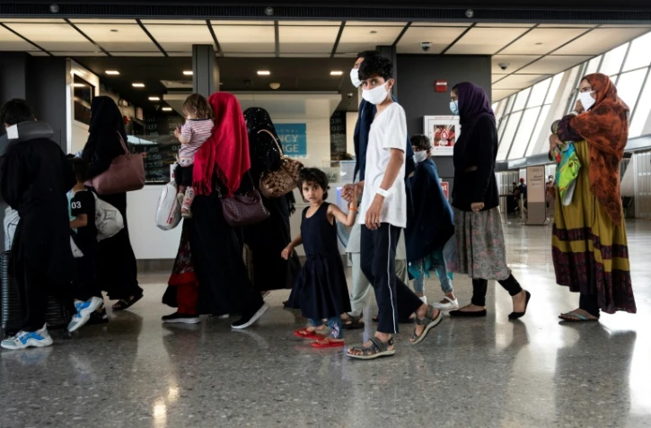 Des Afghans à leur arrivée à l'aéroport de Dulles, après leur évacuation, le 23 août 2021 en Virginie