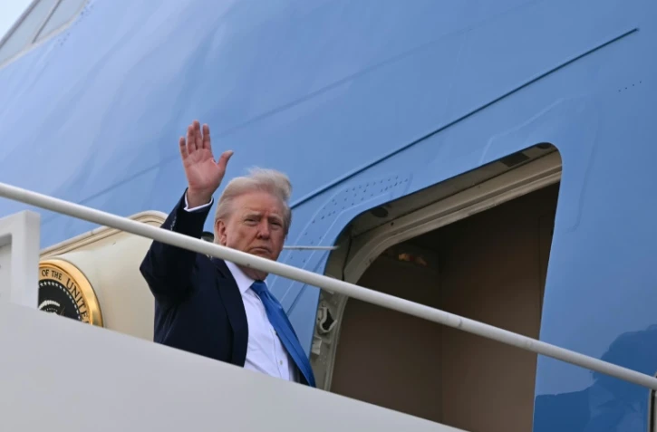 Le président américain Donald Trump monte à bord d'Air Force One pour se rendre aux funérailles du pape François à Rome, le 25 avril 2025 à la Base Andrews, dans le Maryland