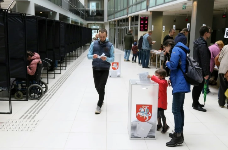Des Lituaniens votent par anticipation à Vilnius, le 10 mai 2019