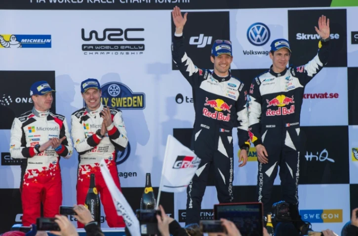 Le Finlandais Jari-Matti Latvala (2g) et son coéquipier et compatriote Miikka Anttila (g) chez Toyota posent sur le podium après leur victoire au Rallye de Suède, le 12 février 2017 à Torsby