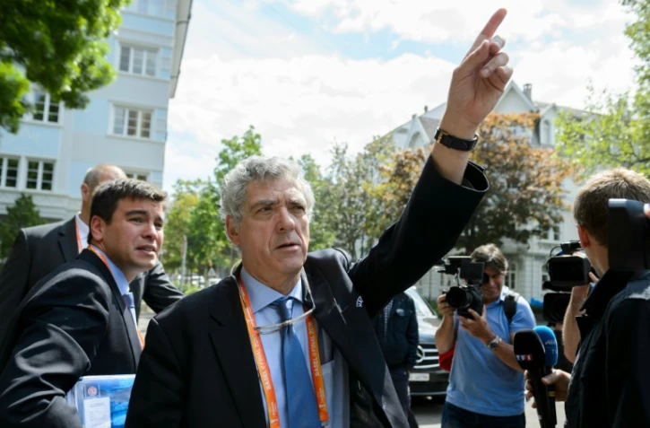 Angel Maria Villar, vice-président senior de l'UEFA, quitte le comité exécutif réuni en session extraordinaire à Bâle, le 18 mai 2016