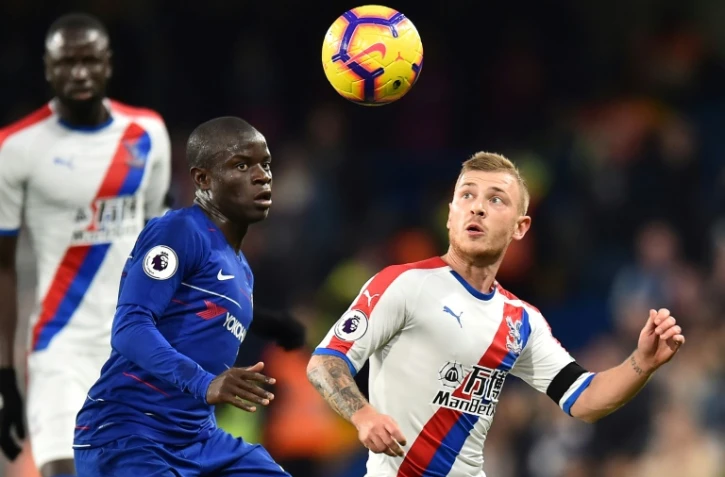 Le milieu de Chelsea N'Golo Kanté (g) à la lutte avec celui de Crystal Palace (d) May Meyer en Premier League à Stamford Bridge, le 4 novembre 2018