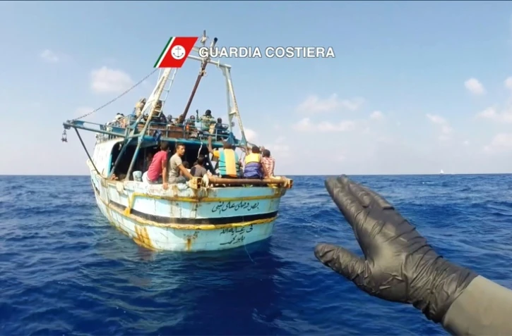 Capture d'écran d'une video fournie le 30 août 2016 par les gardes-cotes italiens du sauvetage d'un bateau de migrants en Méditerrannée