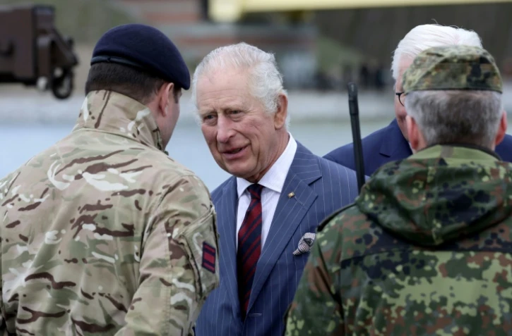 Le roi Charles III (centre) visite une unité militaire germano-britannique à Finowfurt, dans l'est de l'Allemagne, le 30 mars 2023