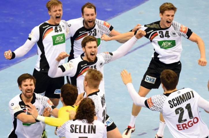 L'équipe d'Allemagne de hand fête son titre de championne d'Europe devant l'Espagne, le 31 janvier 2016 à Cracovie