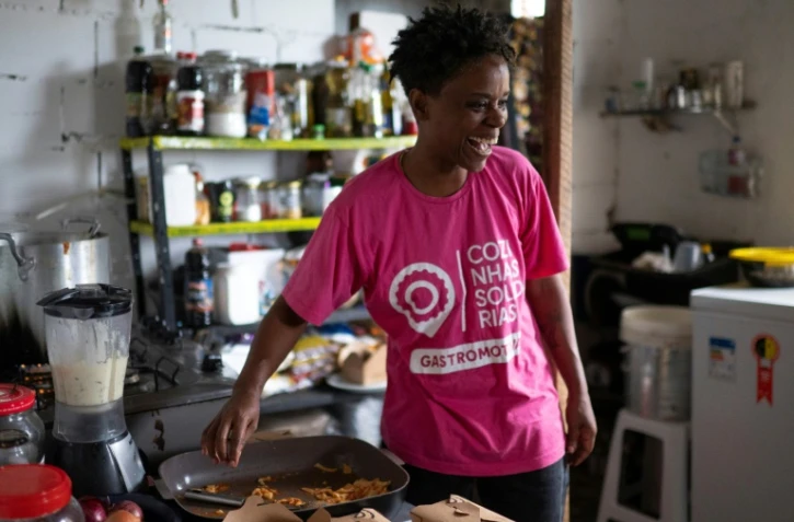 La Brésilienne Ana Lucia Costa prépare des paniers repas distribués à des personnes souffrant de la faim dans la favela de Rocinha, à Rio de Janeiro, le 6 mars 2023