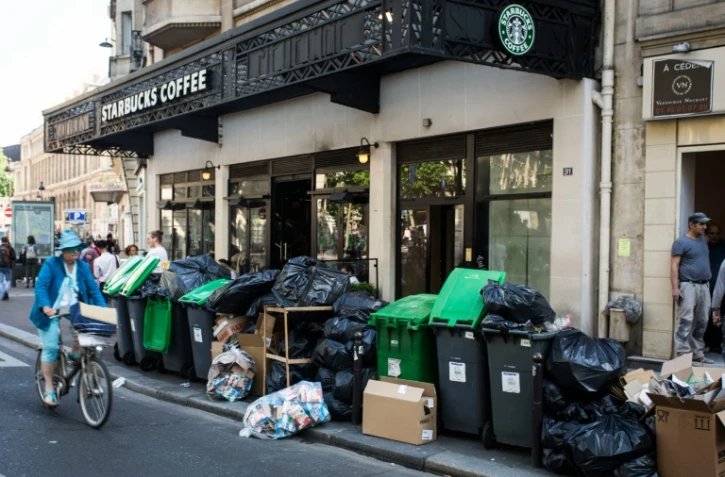 Poubelles débordant de détritus alignées sur le trottoir le 9 juin 2016 à Paris