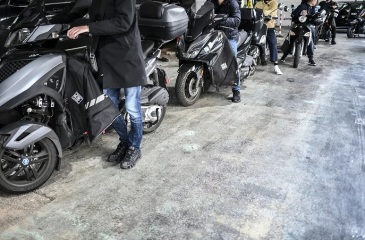 Des deux-roues font la queue dans une station-service Ă Paris, le 12 octobre 2022