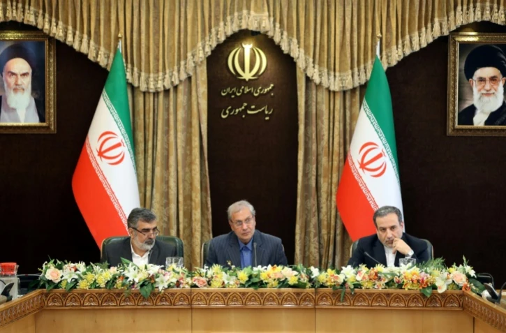 De g. à d.: le porte-parole de l'Organisation pour l'énergie atomique iranienne, Behrouz Kamalvandi, le porte-parole du gouvernement iranien, Ali Rabiei, et le ministre-adjoint des Affaires étrangères, Abbas Araghchi, en conférence de presse à Téhéran, le 7 juillet 2019
