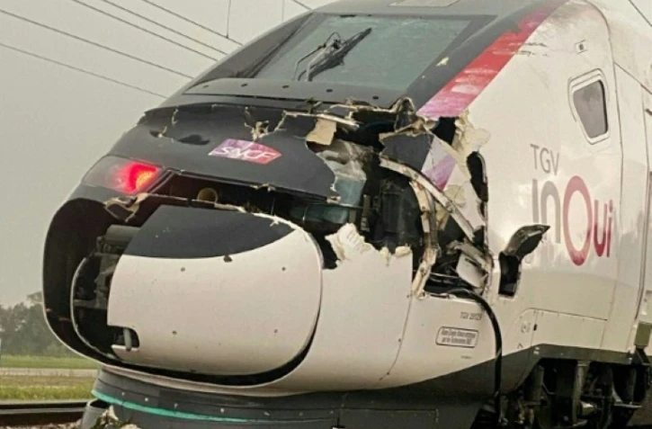 Photo de la SNCF sur d'un TGV endommagé après avoir percuté la ligne LGV Sud-Est paralysée après des orages dans l'Yonne