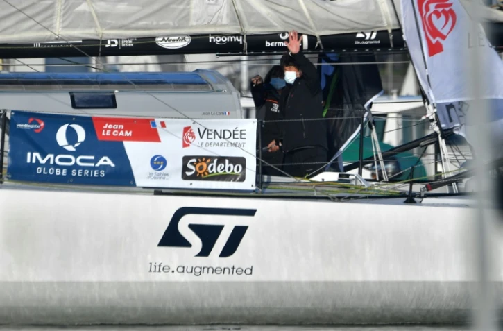 Le skipper français Jean Le Cam salue ses proches avant de prendre le départ du Vendée Globe, le 8 novembre 2020 aux Sables d'Olonne. 